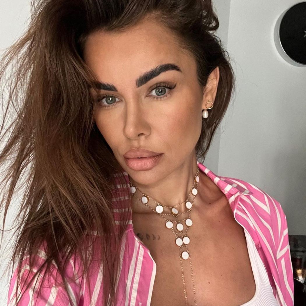 Satynowa spódnica to hit sezonu. Idealna na co dzień i na wielkie wyjścia